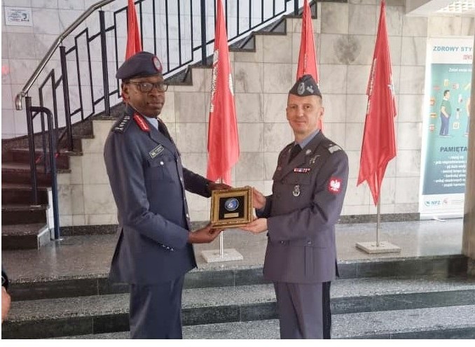 Lt Gen Jean-Jacques Mupenzi na mugenzi we Brig Gen. Ireneusz Nowak