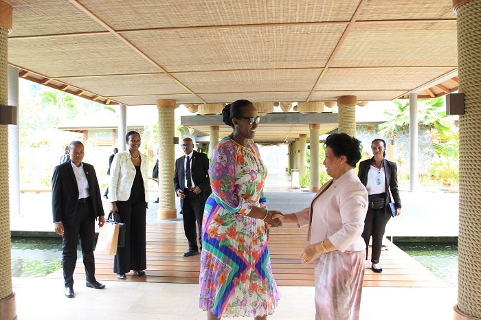 Madamu Jeannette Kagame na we yakiriwe na Madamu wa Perezida wa Seychelles, Linda Ramkalawan