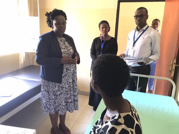 Aha yari kwa muganga ateze amatwi amabwiriza agenga ibizamini mbere yo kubihabwa