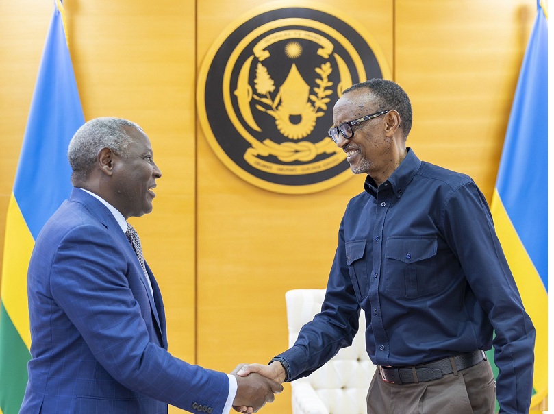 Perezida Kagame ubwo yakiraga Dr. James Njuguna Mwangi