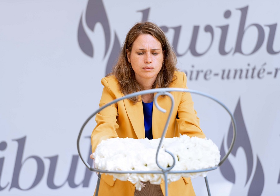 Ambasaderi Einat Weiss yasuye Urwibutso rwa Jenoside rwa Kigali 
