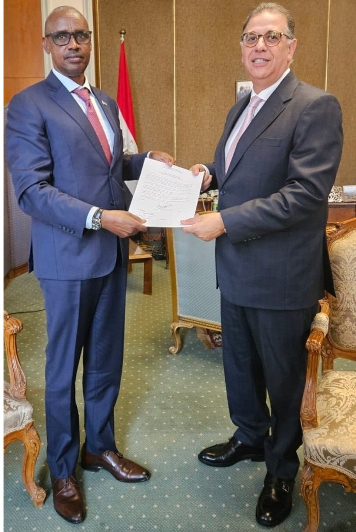 CG Dan Munyuza ubwo yatangaga impapuro zimwemerera guhagararira u Rwanda mu Misiri