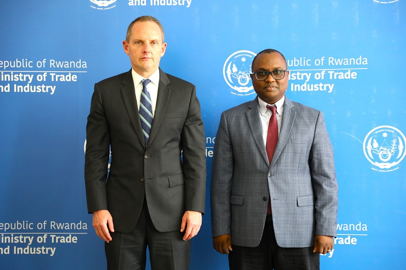 Ambasaderi Eric William Kneedler kandi yabonanye na Minisitiri Ngabitsinze