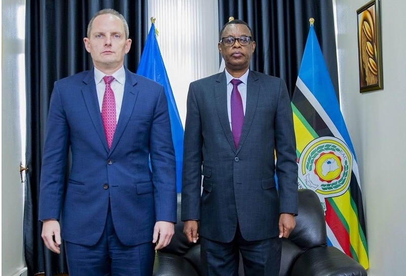 Gen (Rtd) Kabarebe ubwo yakiraga Ambasaderi Eric William Kneedler 