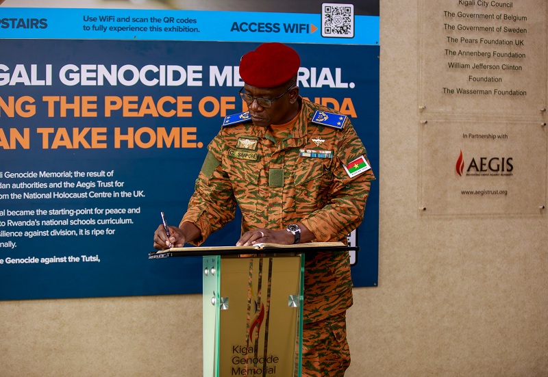 Brig Gen Célestin Simpore yandika mu gitabo cy'abashyitsi ku Rwibutso rwa Kigali