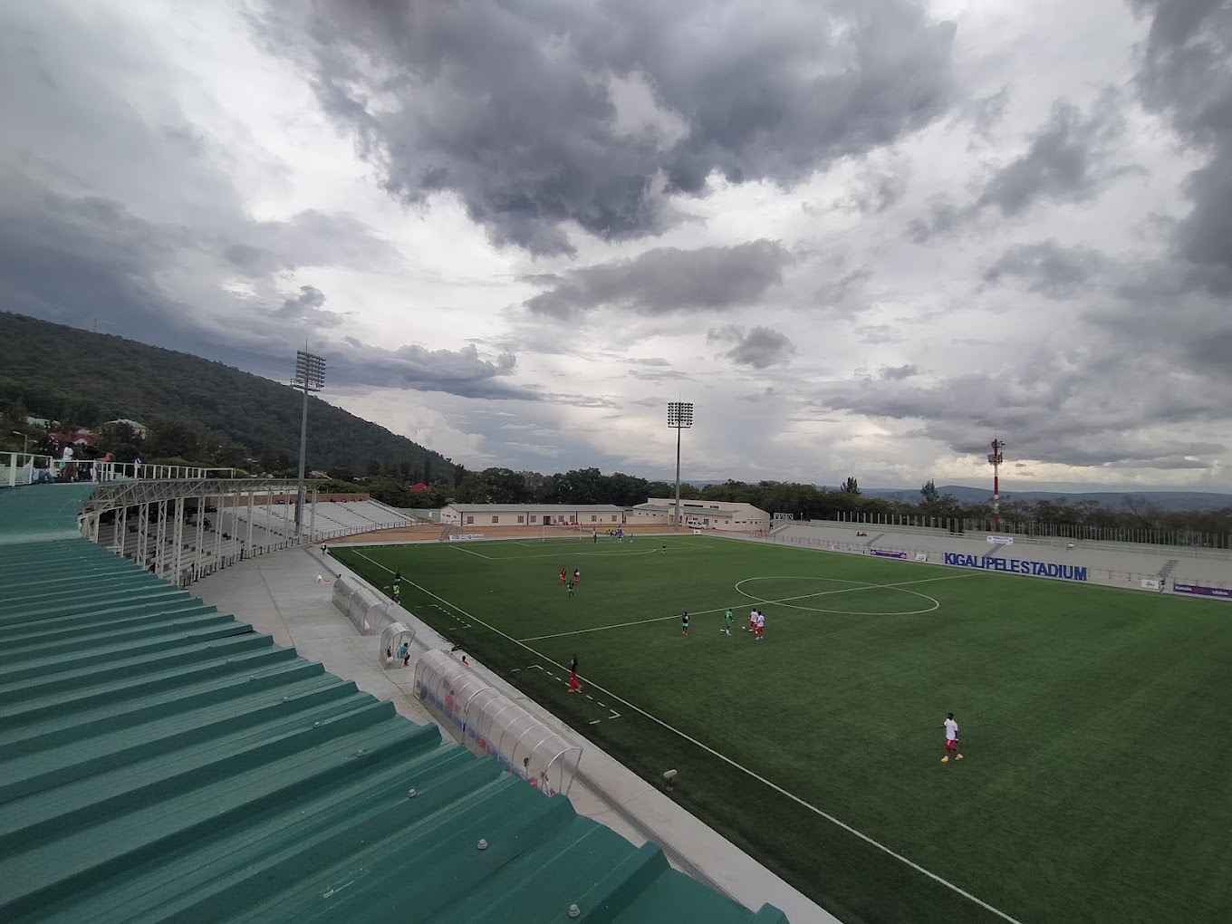 Moteri icanira amatara ya Kigali Pelé Stadium ntibasha kuyacana yose ngo ikibuga kibone bikwiriye ku buryo haba imikino yo mu masaha y