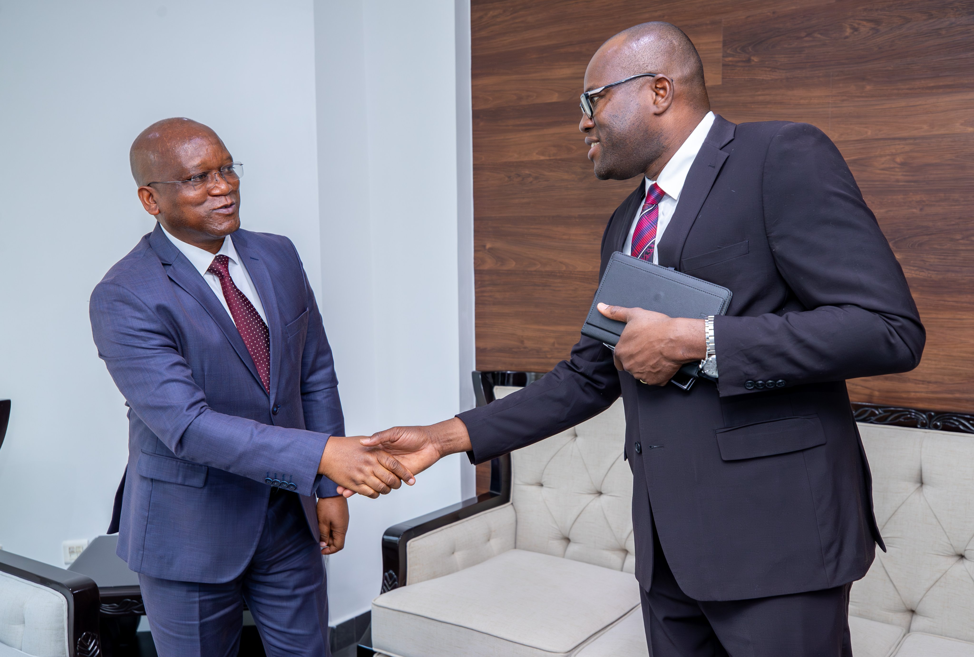 Minisitiri Aboubacar Nacanabo yakirwa na Minisitiri Juvenal Marizamunda