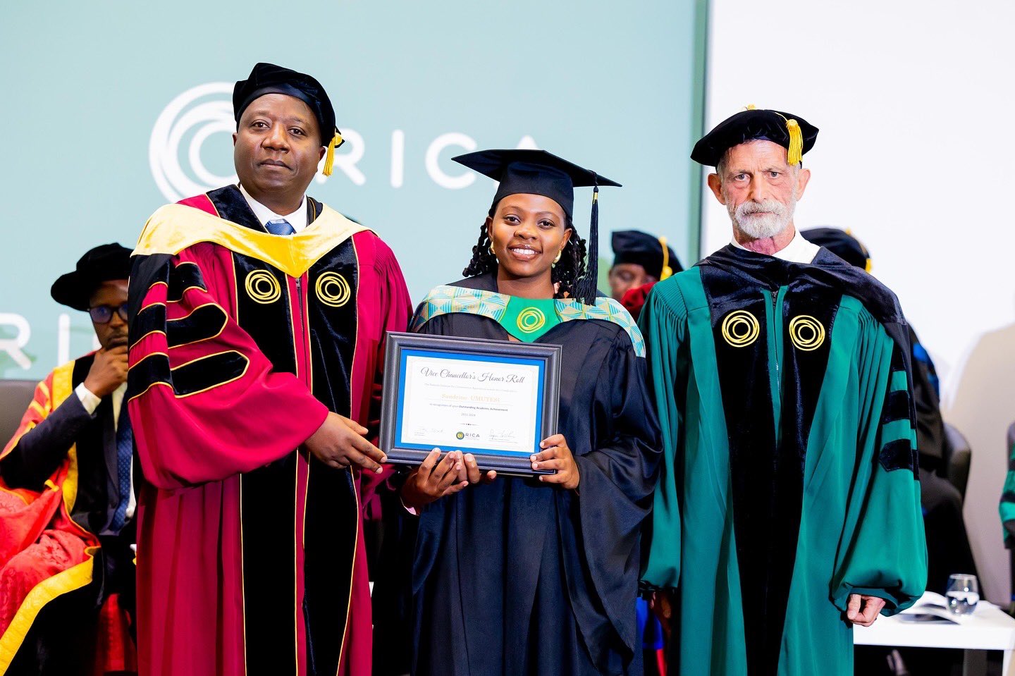 Dr. Ngirente na Dr Ron Rosati batanga impamyabumenyi ku munyeshuri urangije kwiga muri RICA