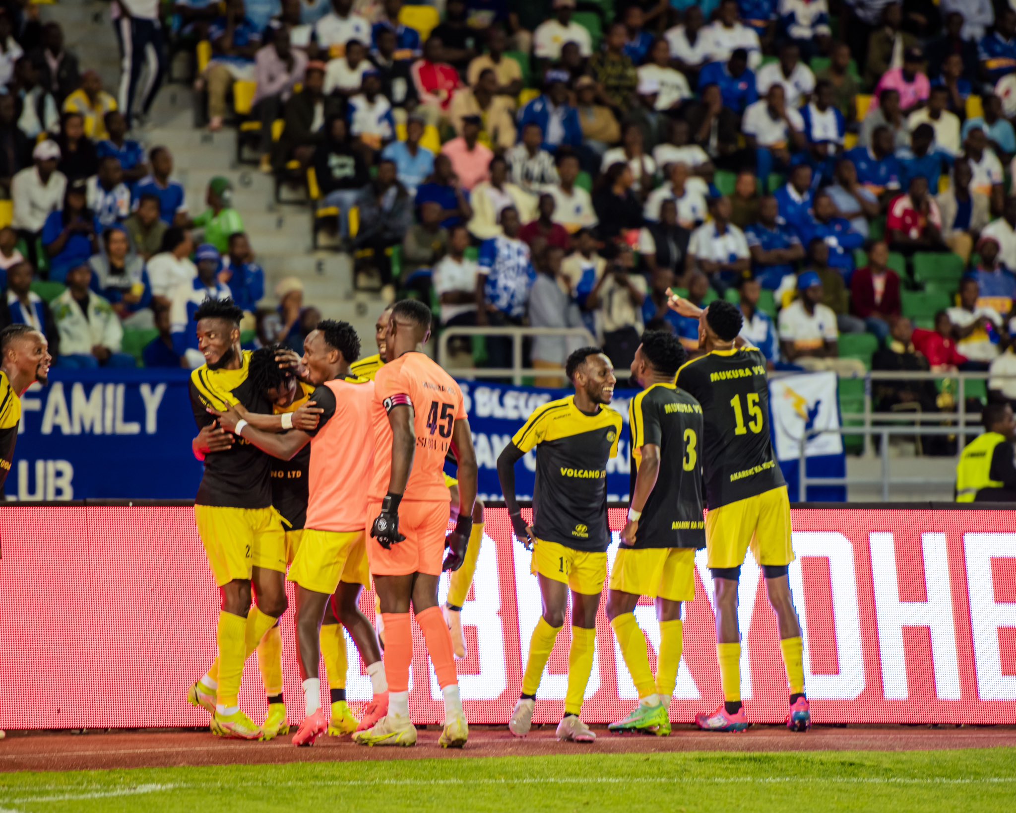 Mukura VS bishimira igitego cyatumye batahana amanota atatu cyatsinzwe na Samson Ayliara