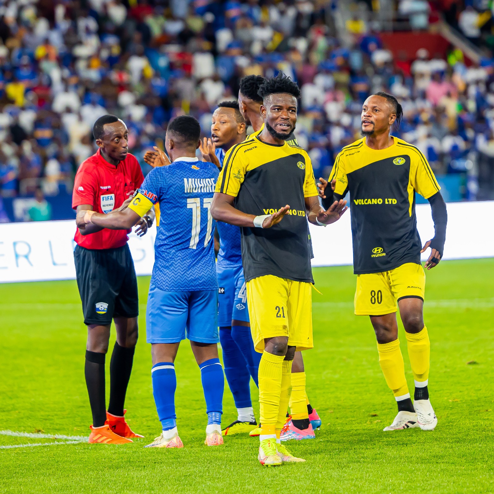 Muhire Kevin aganira n'umusifuzi nyuma y'igitego cya Rayon Sports cyanzwe