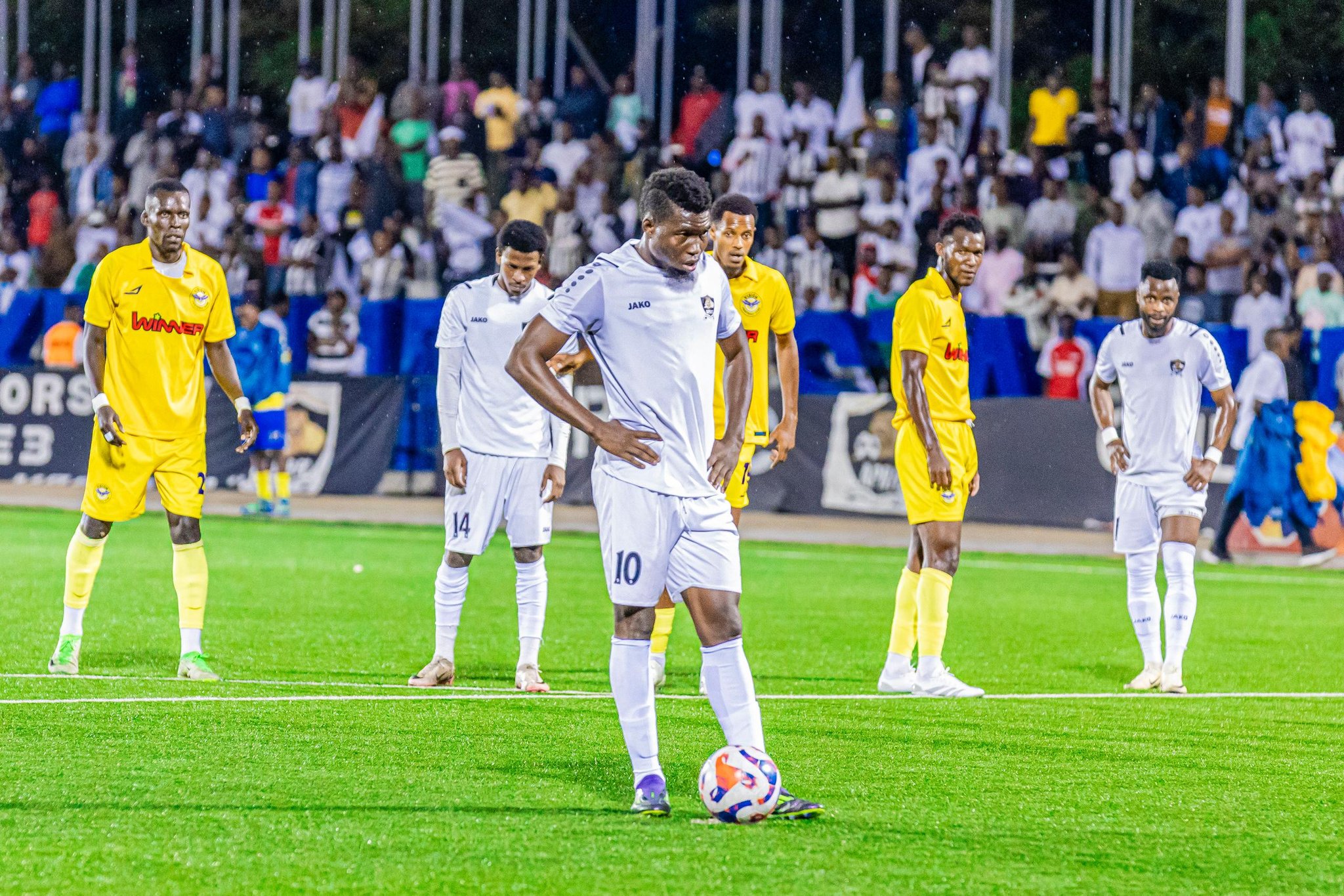 Djibril Outtara yitegura gutera penaliti yavuyemo igitego cya APR FC 