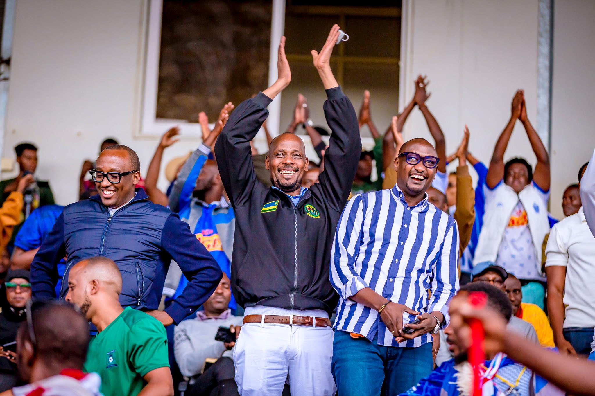 Abarimo Perezida wa Rayon Sports bari bishimye 