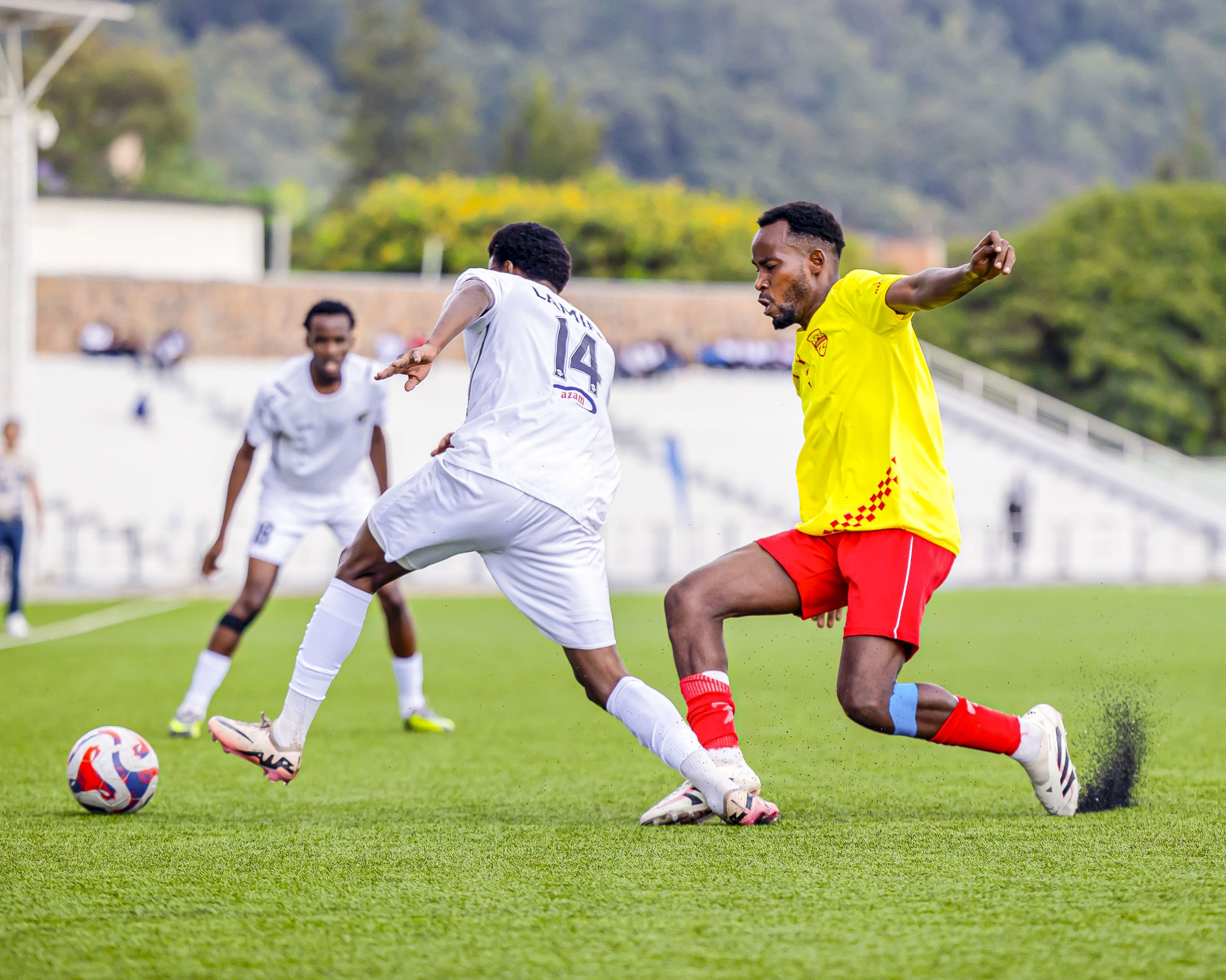 Mahmadou Lamine Bah agerageza gutwara umupira umukinnnyi wa Etincelles FC 