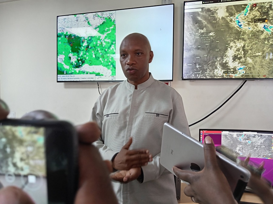 Antony Twahirwa aganira n