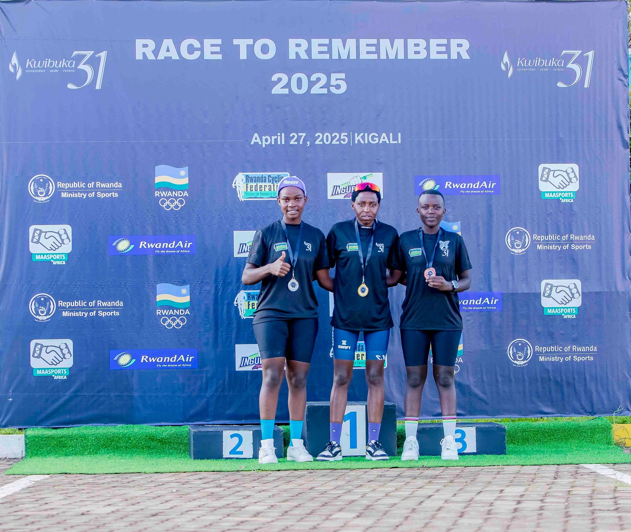 Nzayisenga Valentine(Hagati), Ntakirutimana Martha (Ibumoso) na Iragena Charlotte (Iburyo) bahize abandi mu bagore