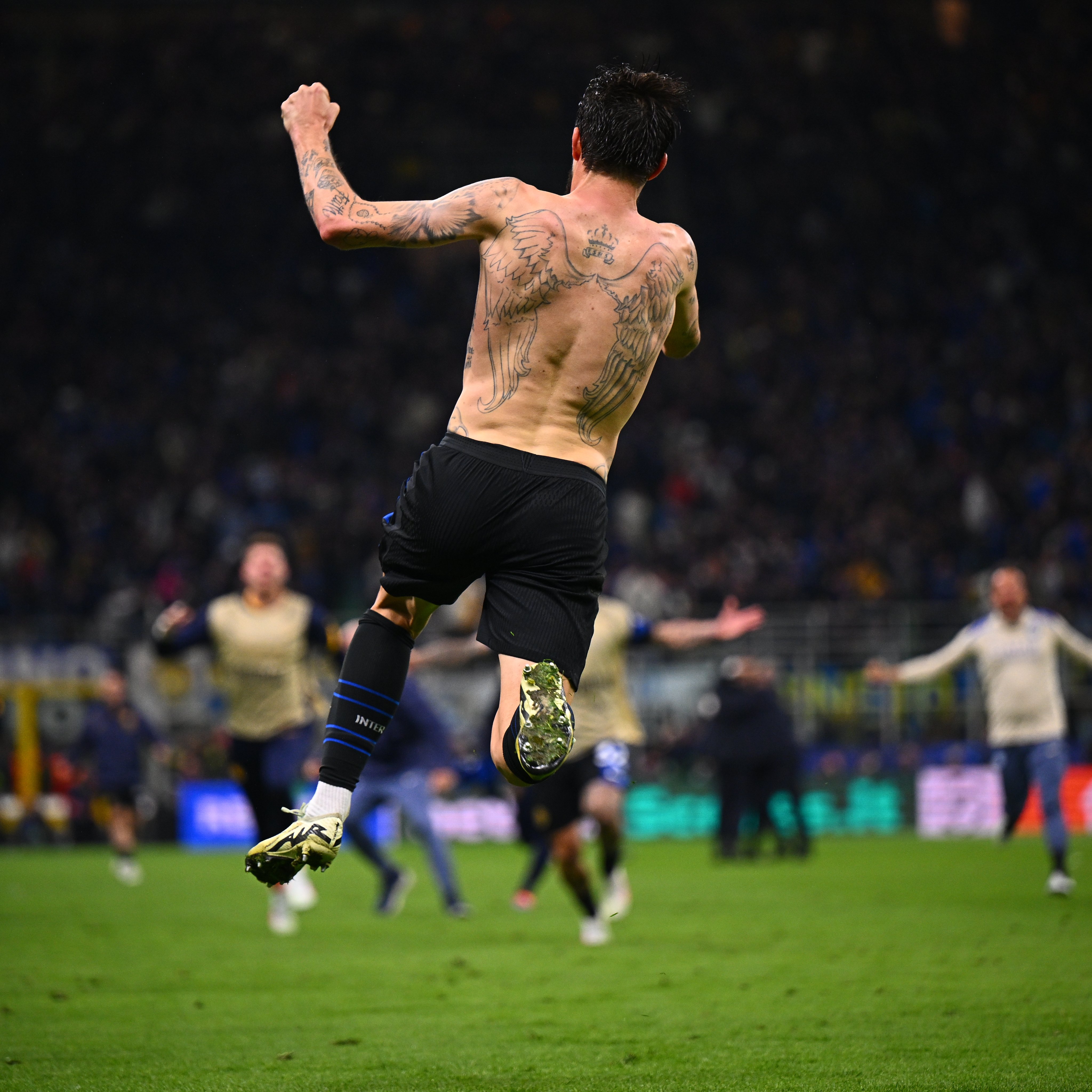 Francesco Acerbi yishimira igitego cya gatatu yatsindiye Inter gituma banganya 3-3