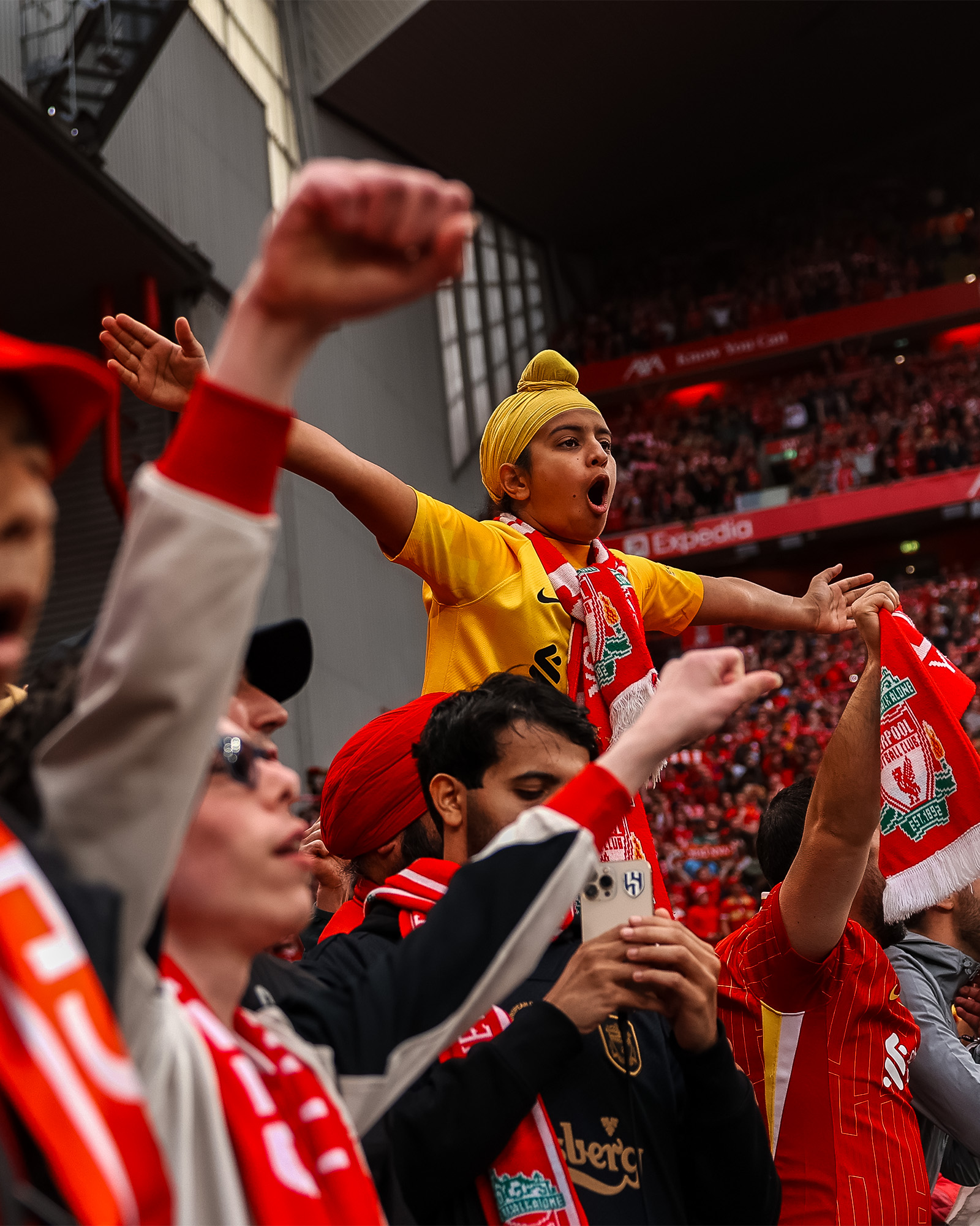 Abakuru n'abato bari bishimye