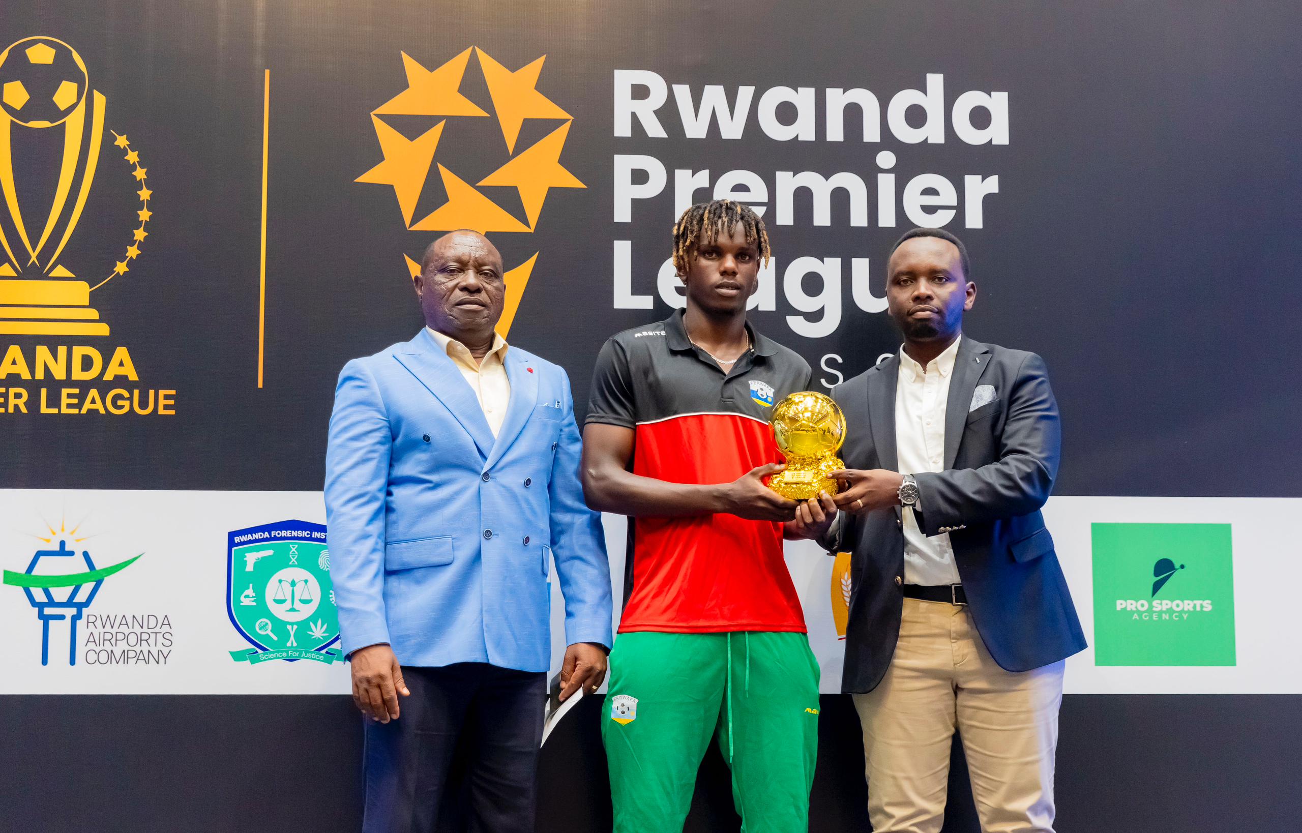 Niyigena Clement ashyikirizwa igihembo n'Umunyamabanga uhoraho muri Minisiteri ya Siporo Uwayezu Francois Regis