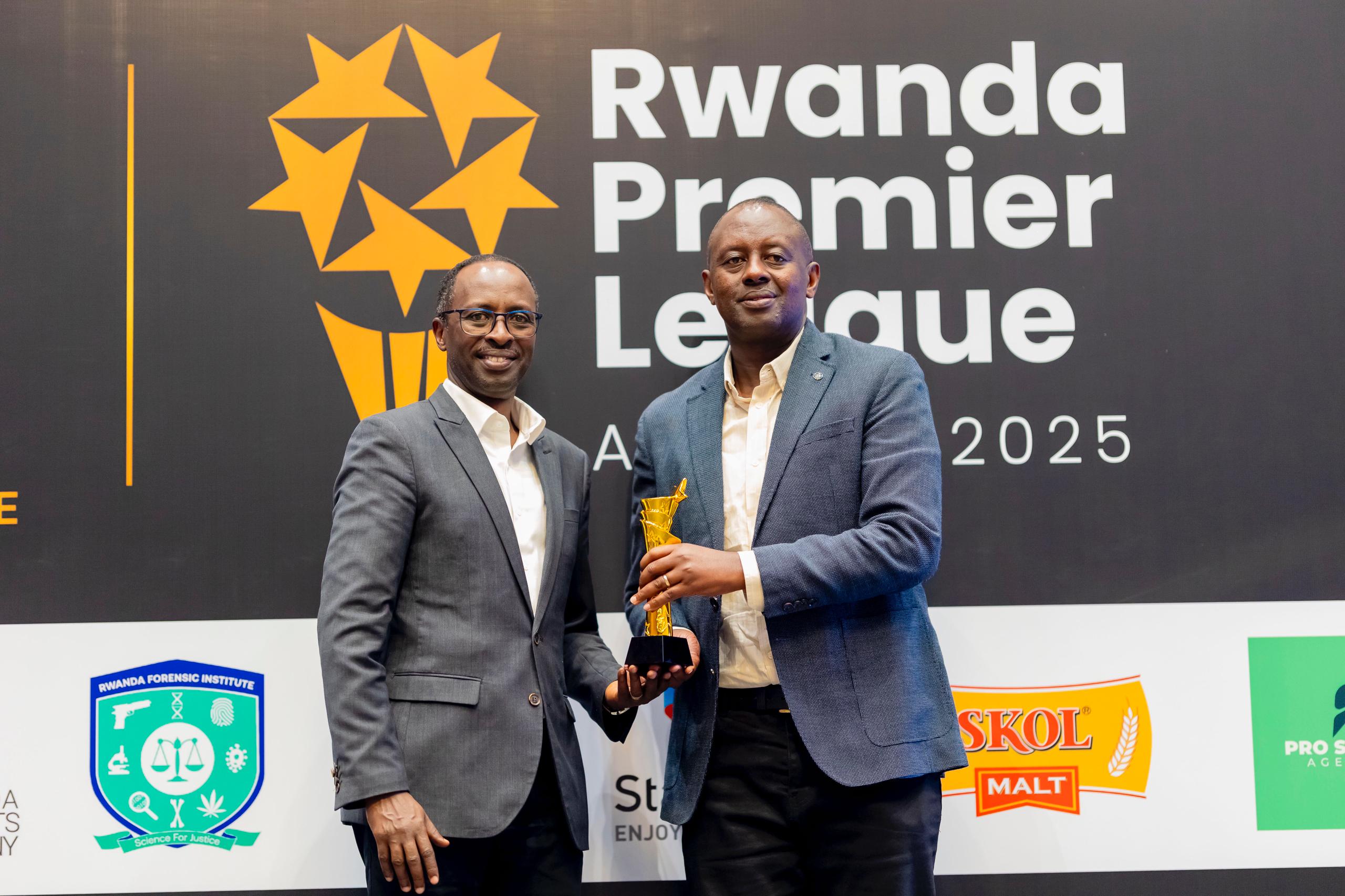 Darko Novic wahoze atoza APR FC yahize abandi batoza mu mwaka w'imikino wa 2024/2025, igihembo cye cyakiriwe na Chairman wa APR FC, Brig Gen Deo Rusanganwa