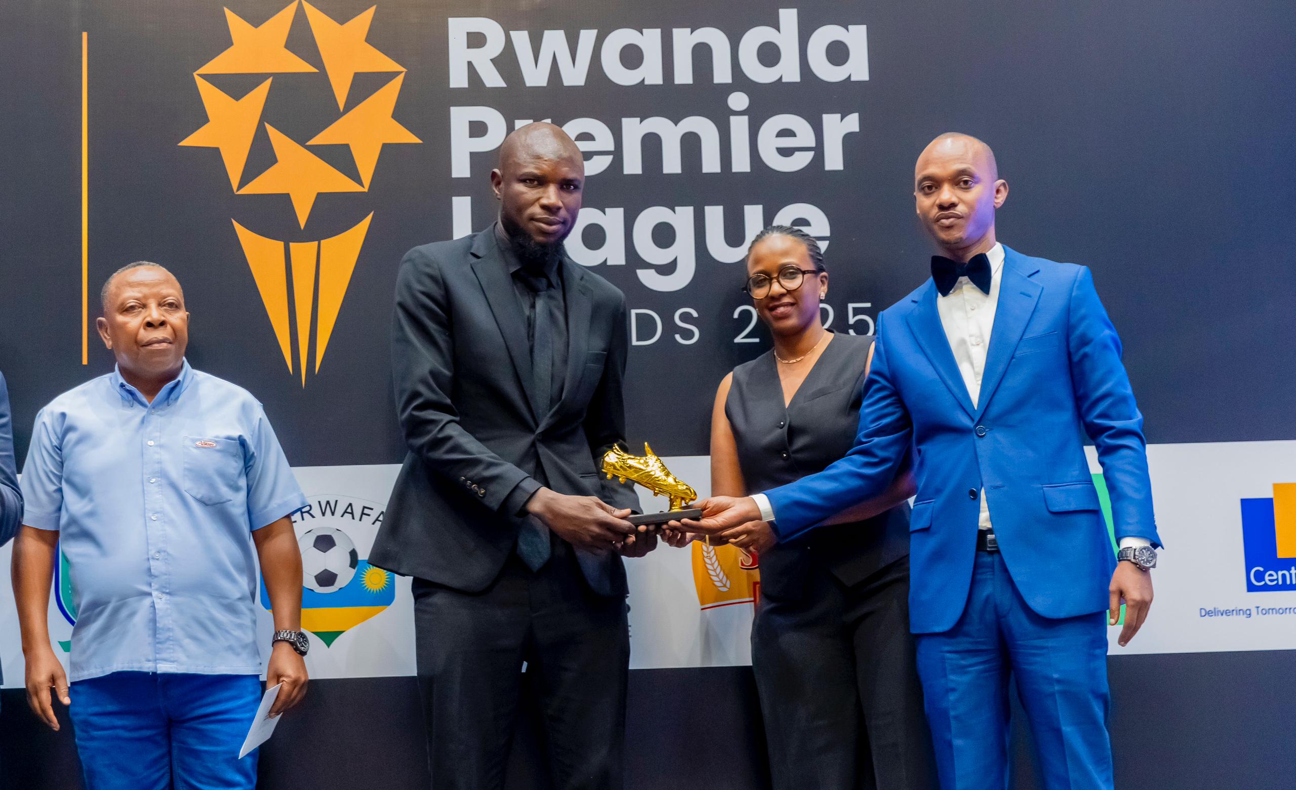 Rutahizamu Umar Abba wa Bugesera FC ashyikirizwa igihembo cy'umukinnyi watsinze ibitego byinshi 