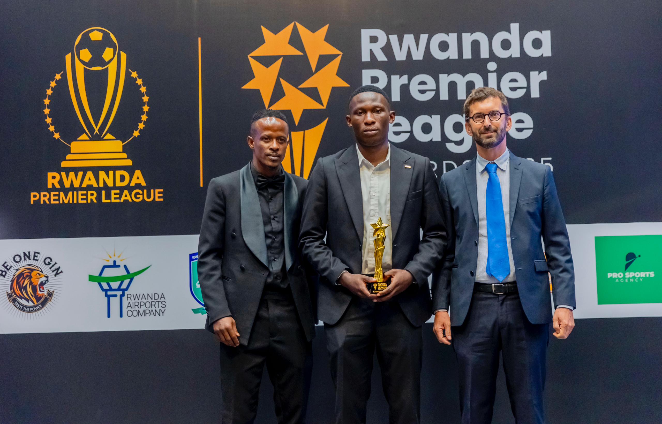 Useni Kiza Seraphin ukinira Amagaju FC yahembwe nk'umukinnyi mwiza ukiri muto witwaye neza 