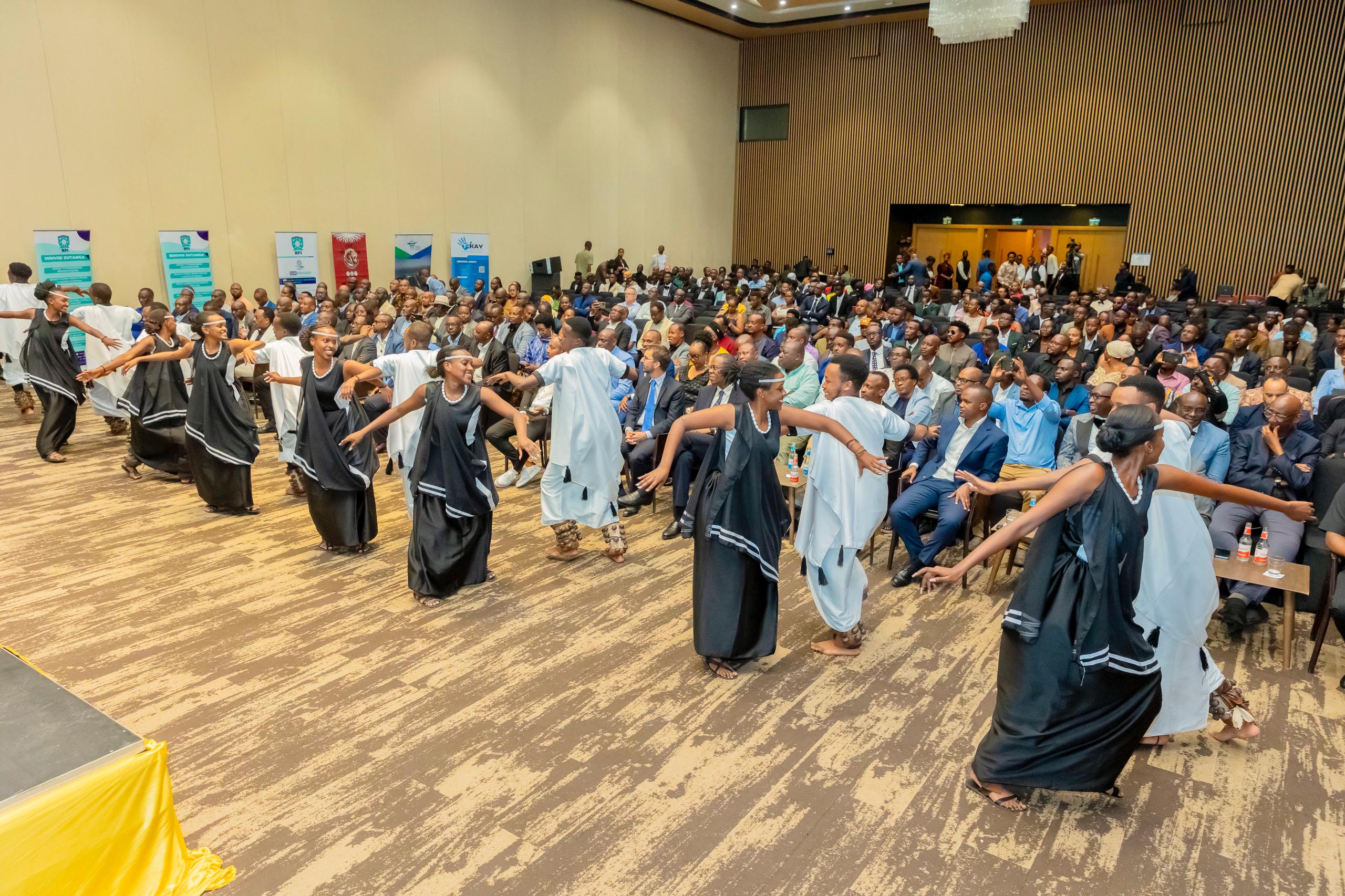 Itorero Indinzi Cultural Troupe ryasusurukije abari muri Kigali Convention Center 