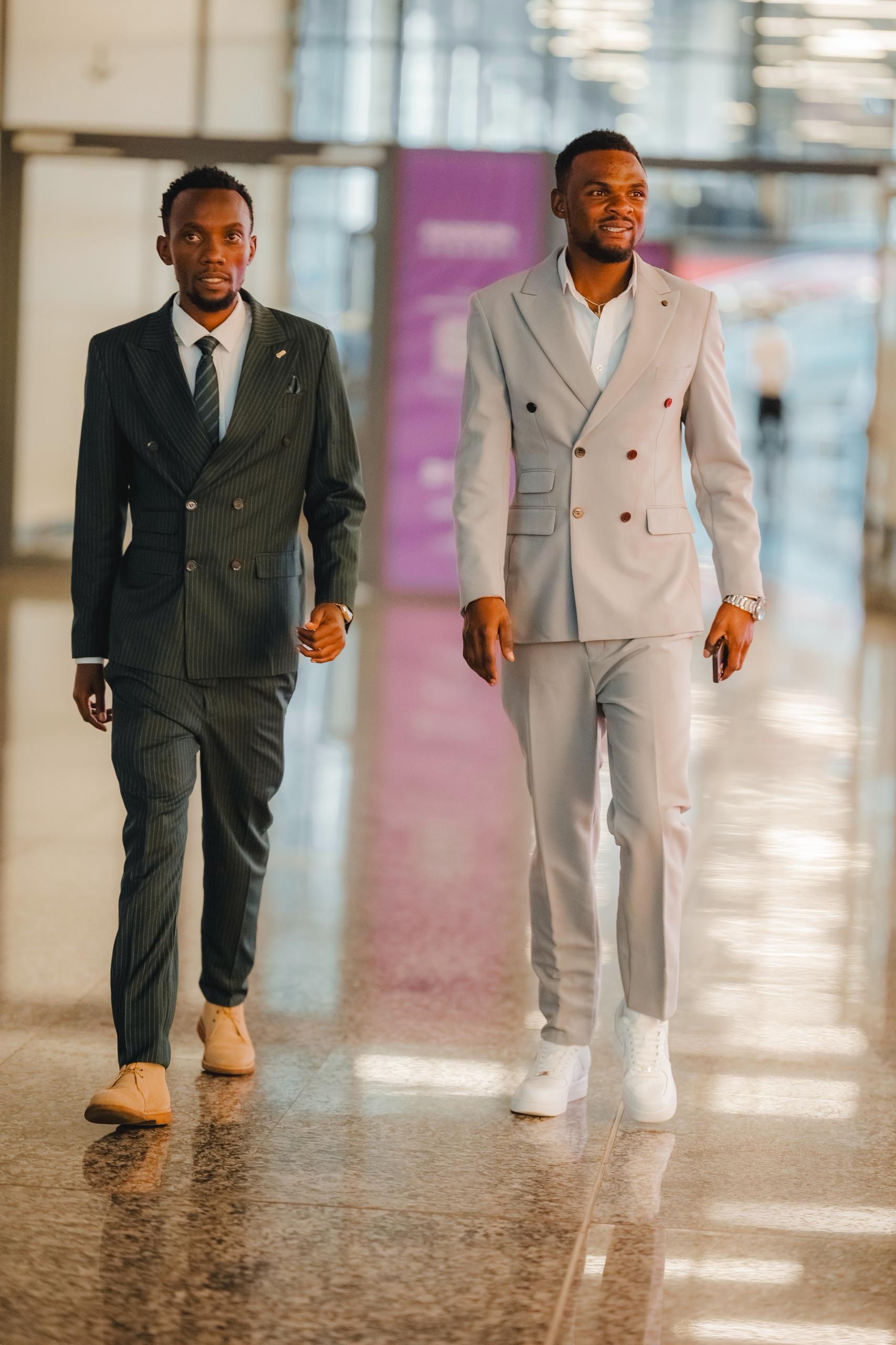 Uhereye ibumoso Ntijyinama Patrick wa Musanze FC n'umunyezamu Muhawenayo Gad wa Gorilla FC bari bitabiriye