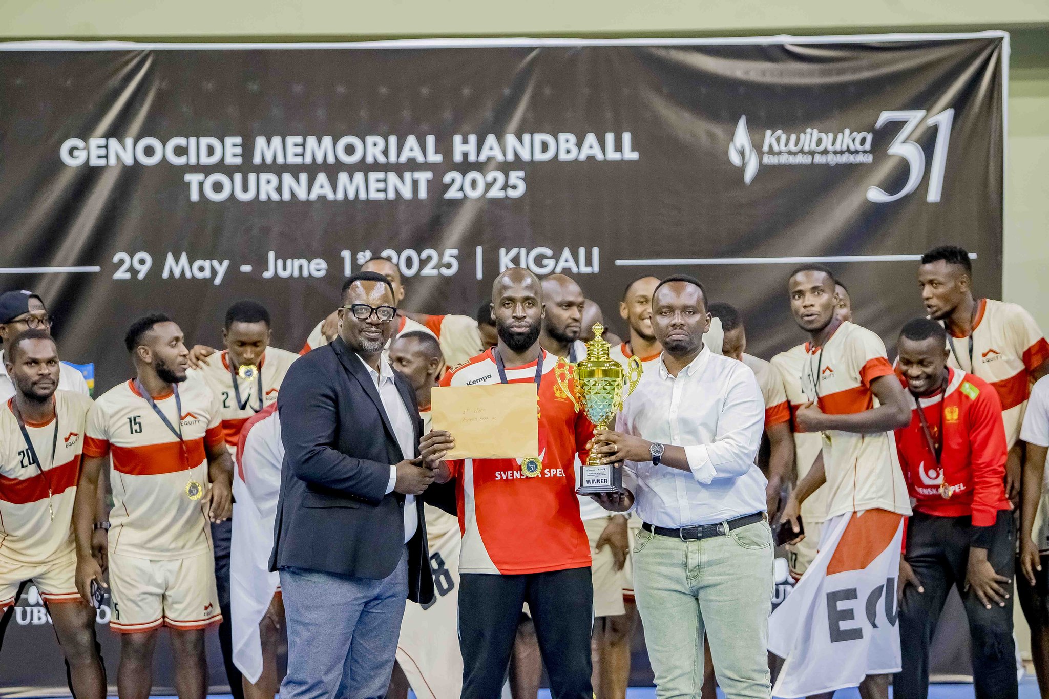 Umunyamabanga Uhoraho muri Minisiteri ya Siporo Uwayezu Francois Regis(Iburyo) wari witabiriye uyu mukino afatanyije na Perezida wa FERWAHAND Twahirwa Alfred bashyikiriza Equity HC igihembo