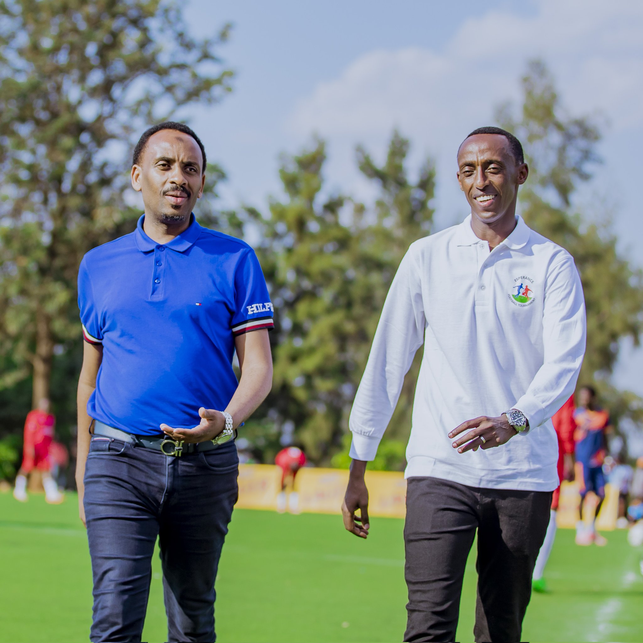 Ishimwe Claude (Ibumoso) wateguye irushanwa ari hamwe na Munyakazi Sadate uri mu baterankunga baryo