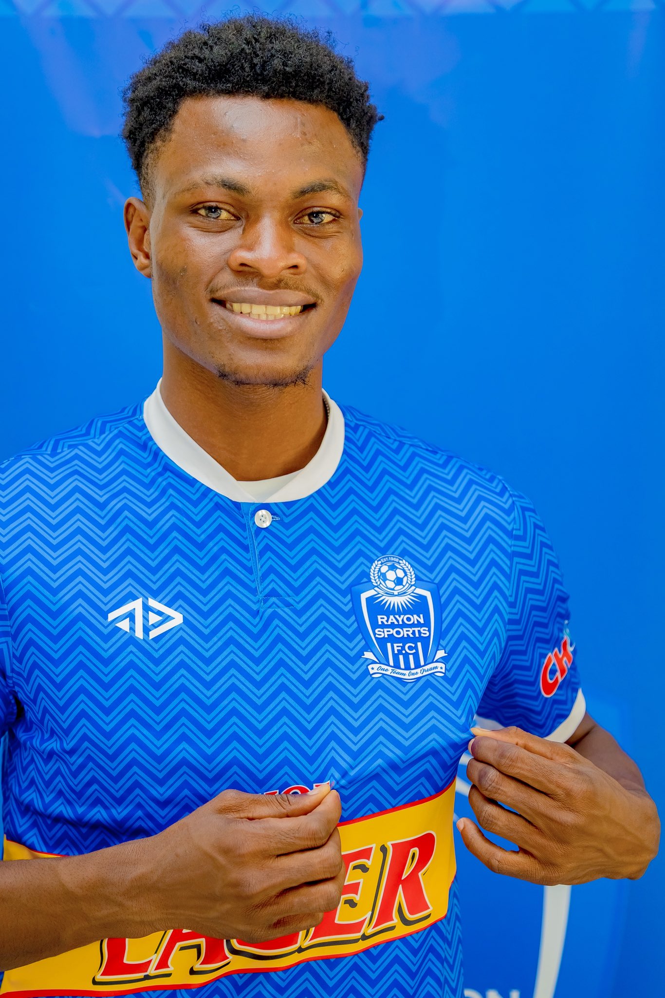 Gloire Tambwe ukina hagati asatira (nomero umunani) yasinyiye Rayon Sports imyaka ibiri