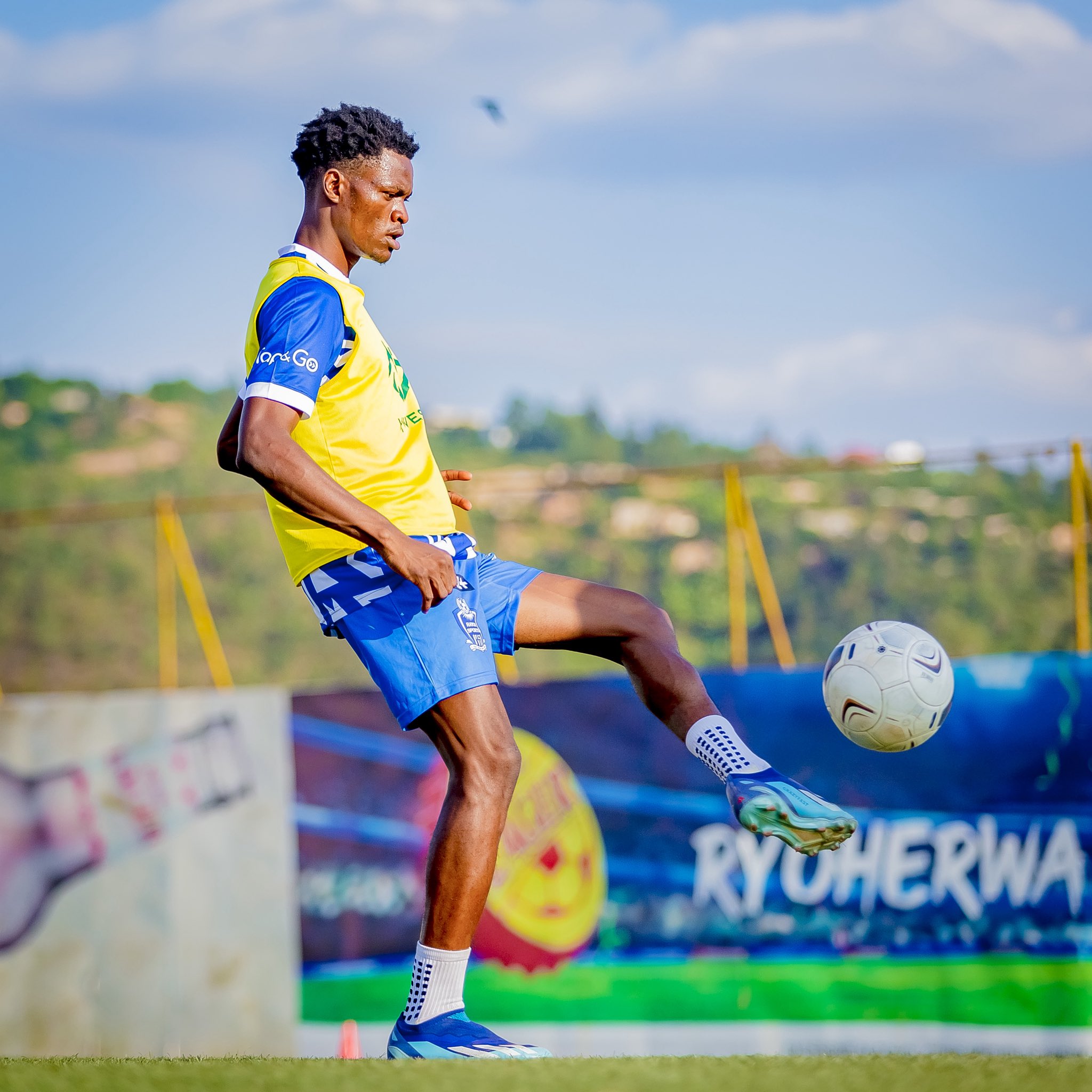 Tambwe Gloire ukina hagati mu kibuga asatira