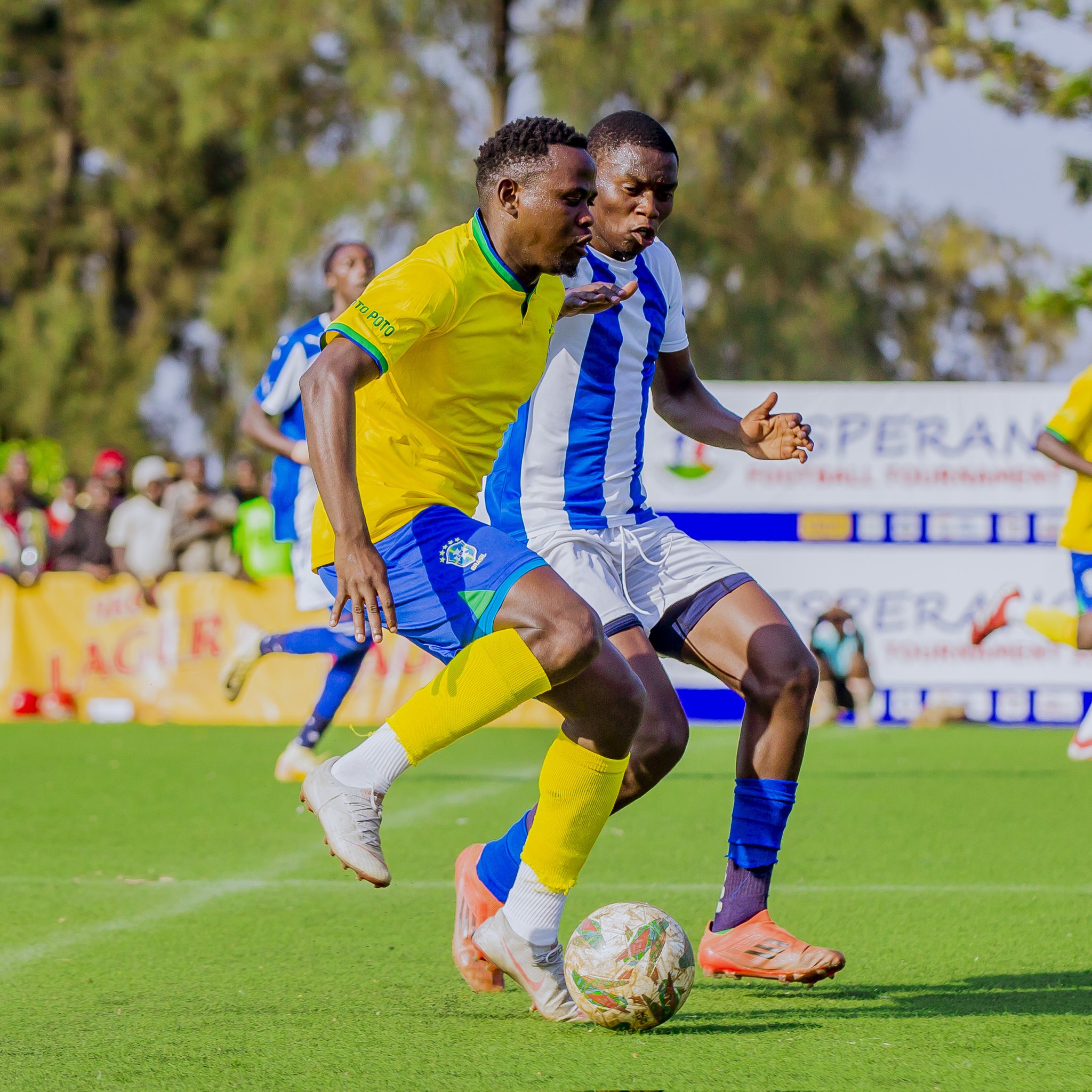 Hakizimana Muhadjili ahanganya n'umukinnyi wa Spark Victory 