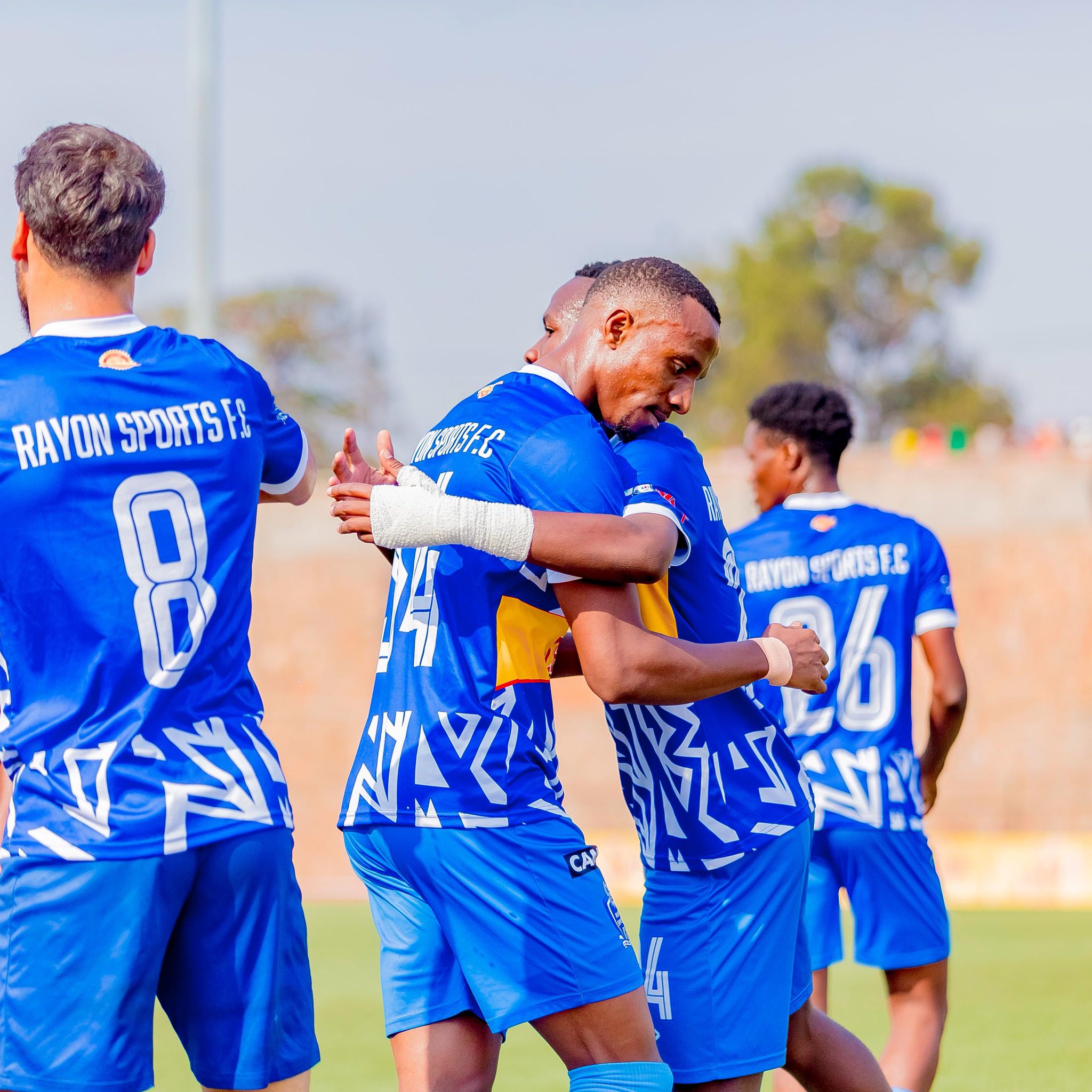 Abakinnyi ba Rayon Sports bishimira igitego 