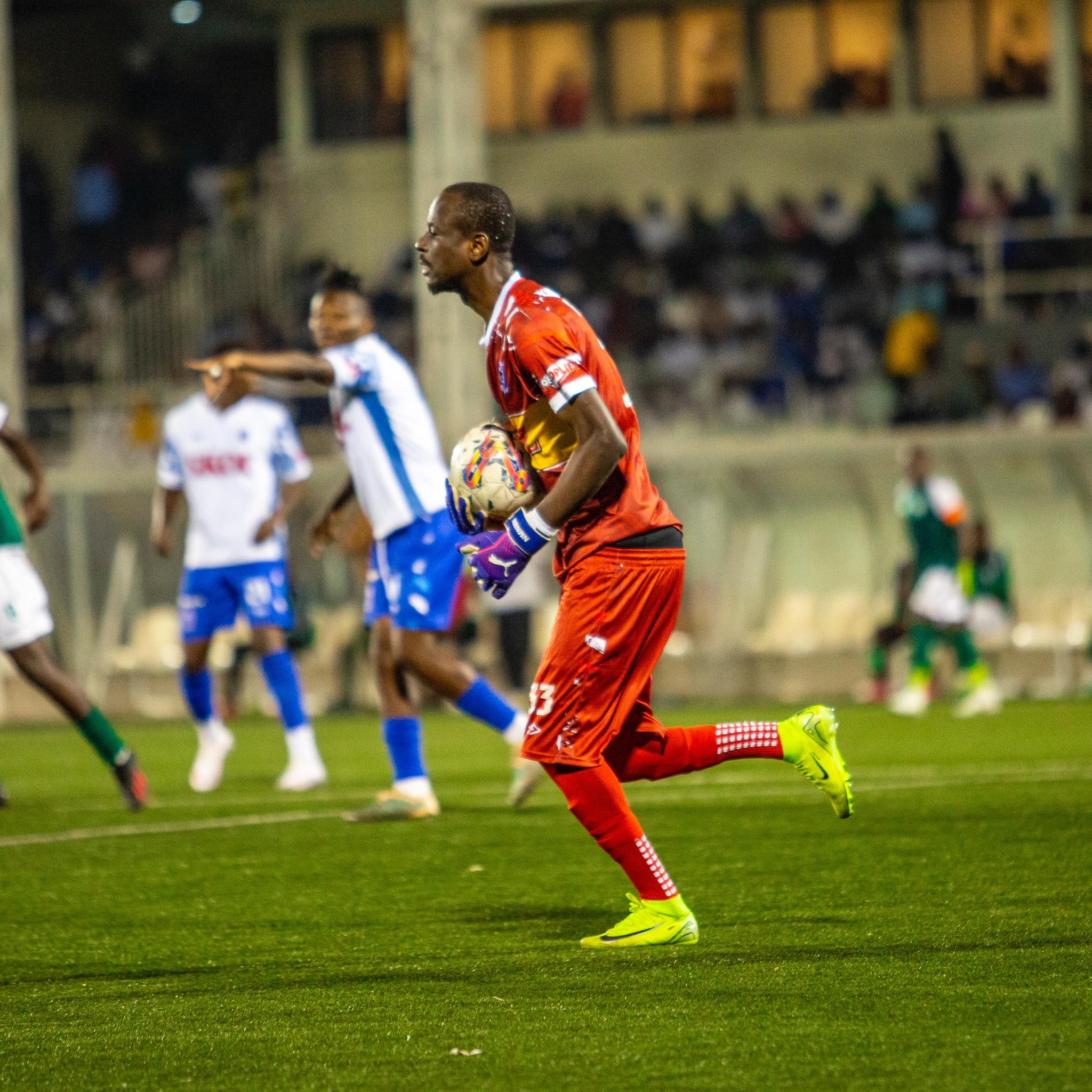 Umunyezamu Pavelh Ndzila wakiniraga APR FC ubu ni umunyezamu wa Rayon Sports 