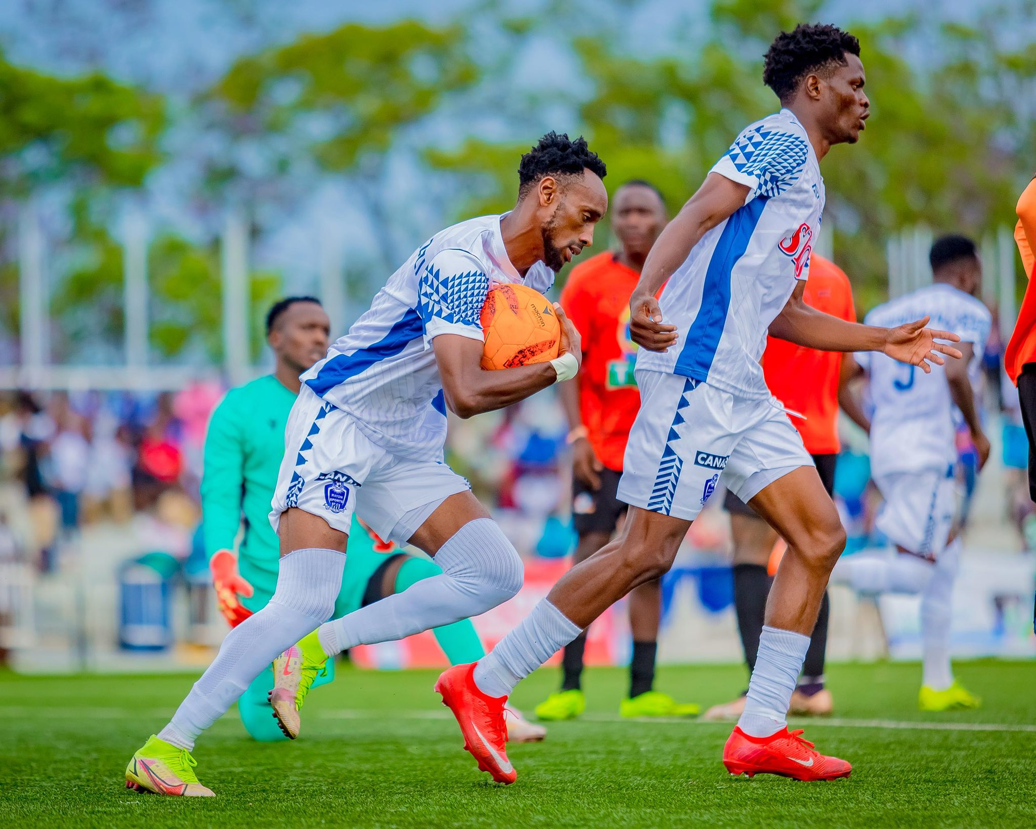 Harerimana Abdelaziz yishimira igitego cya kabiri yatsindiye Rayon Sports 