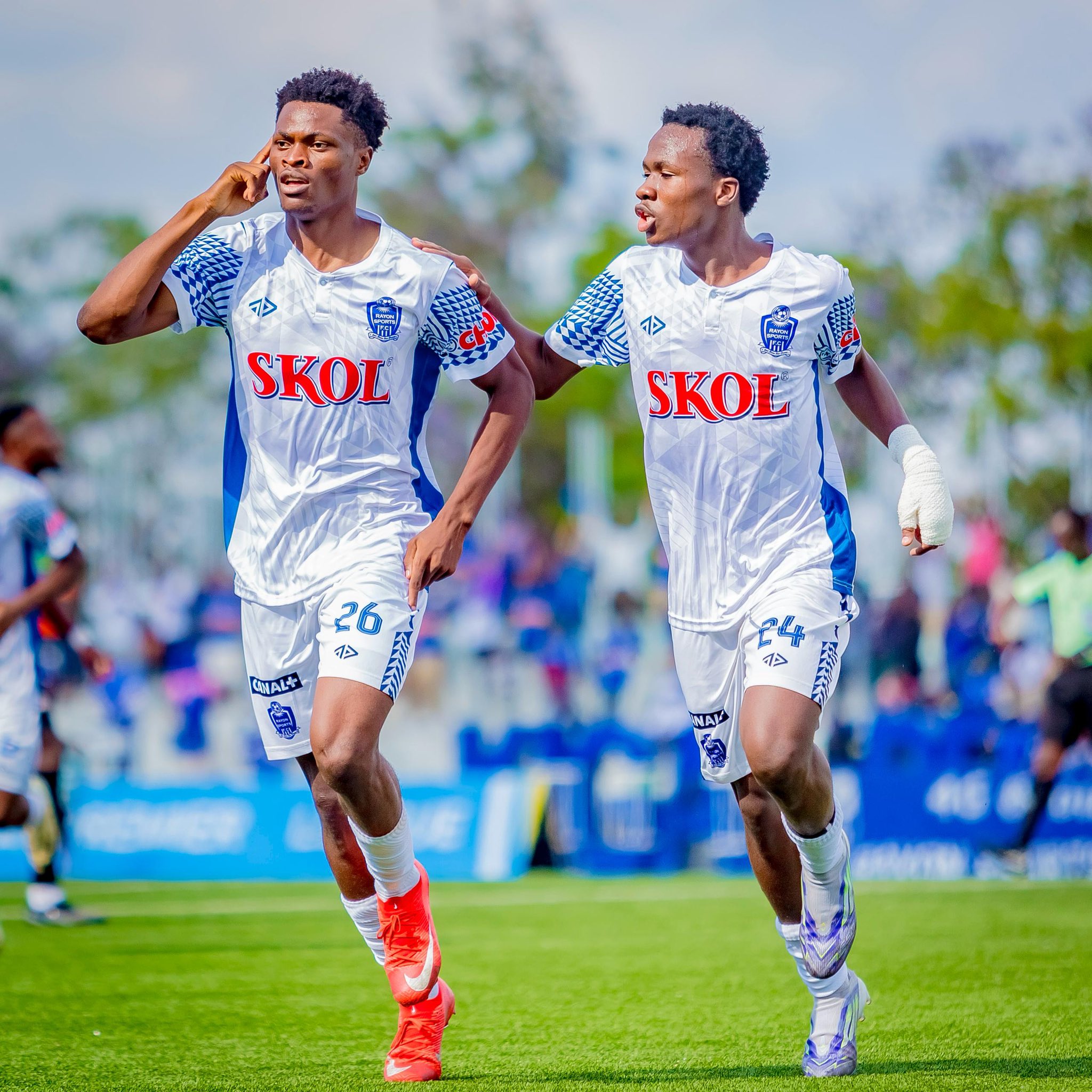 Tambwe Gloire yishimira igitego cya mbere cya Rayon Sports yayitsindiye