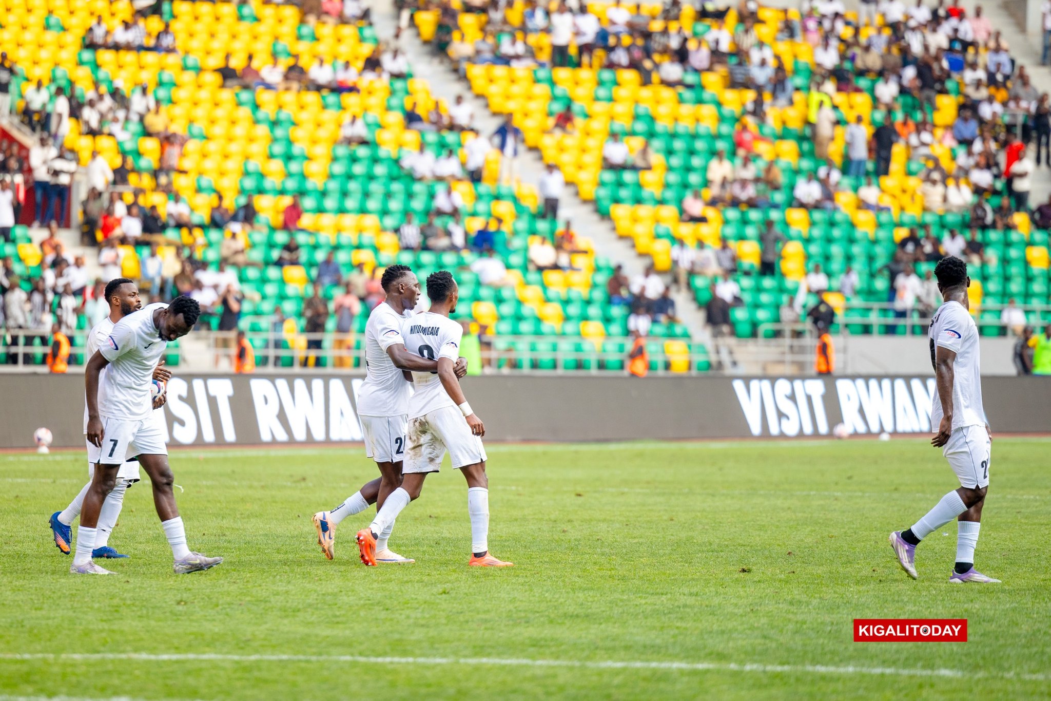 Kapiteni wa APR FC, Claude Niyomugabo yafashwe n'abakinnyi bagenzi be ubwo yajyaga kureba umusifuzi