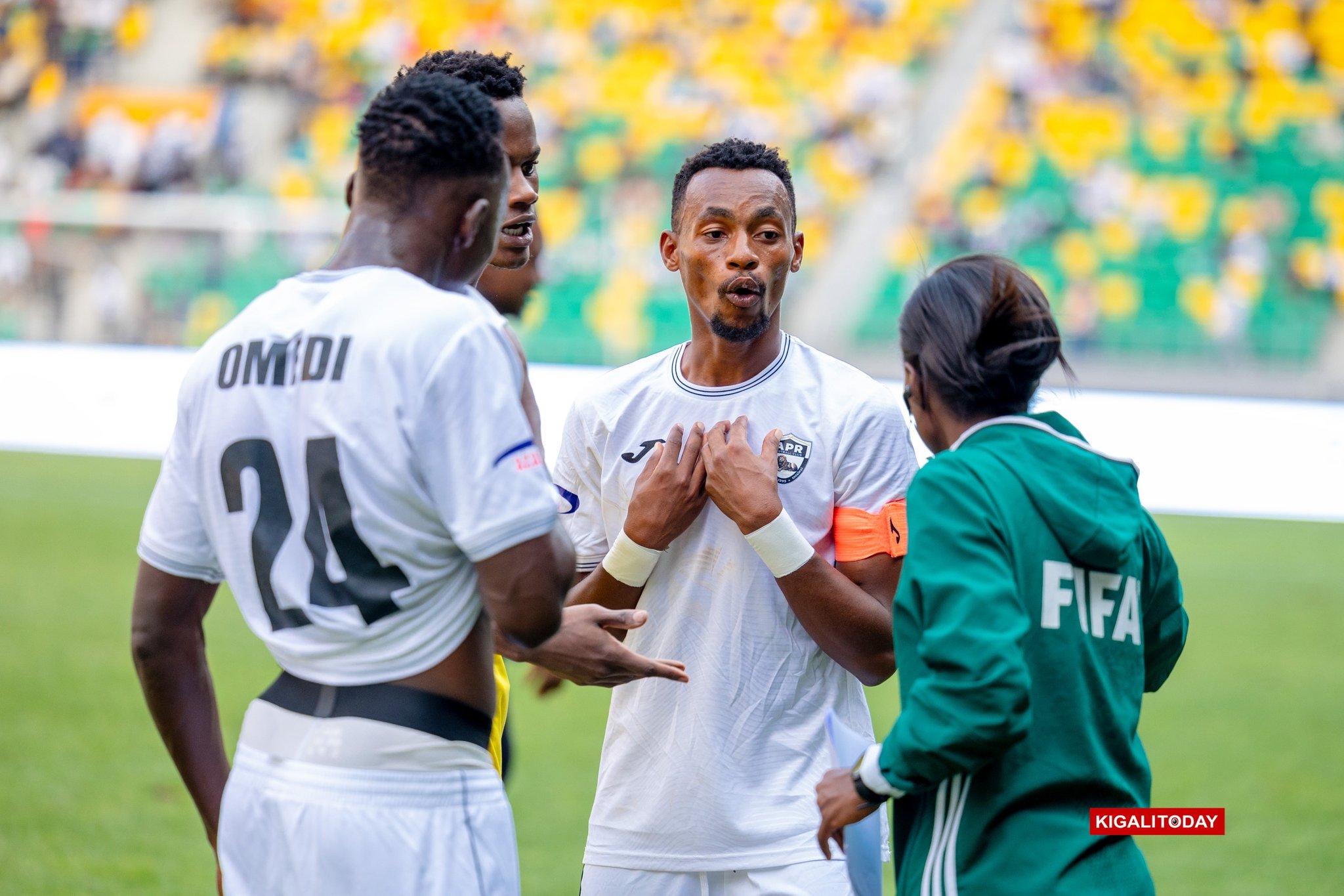 Claude Niyomugabo aganira n'umusifuzi wa kane Umutoni Aline nyuma y'umukino