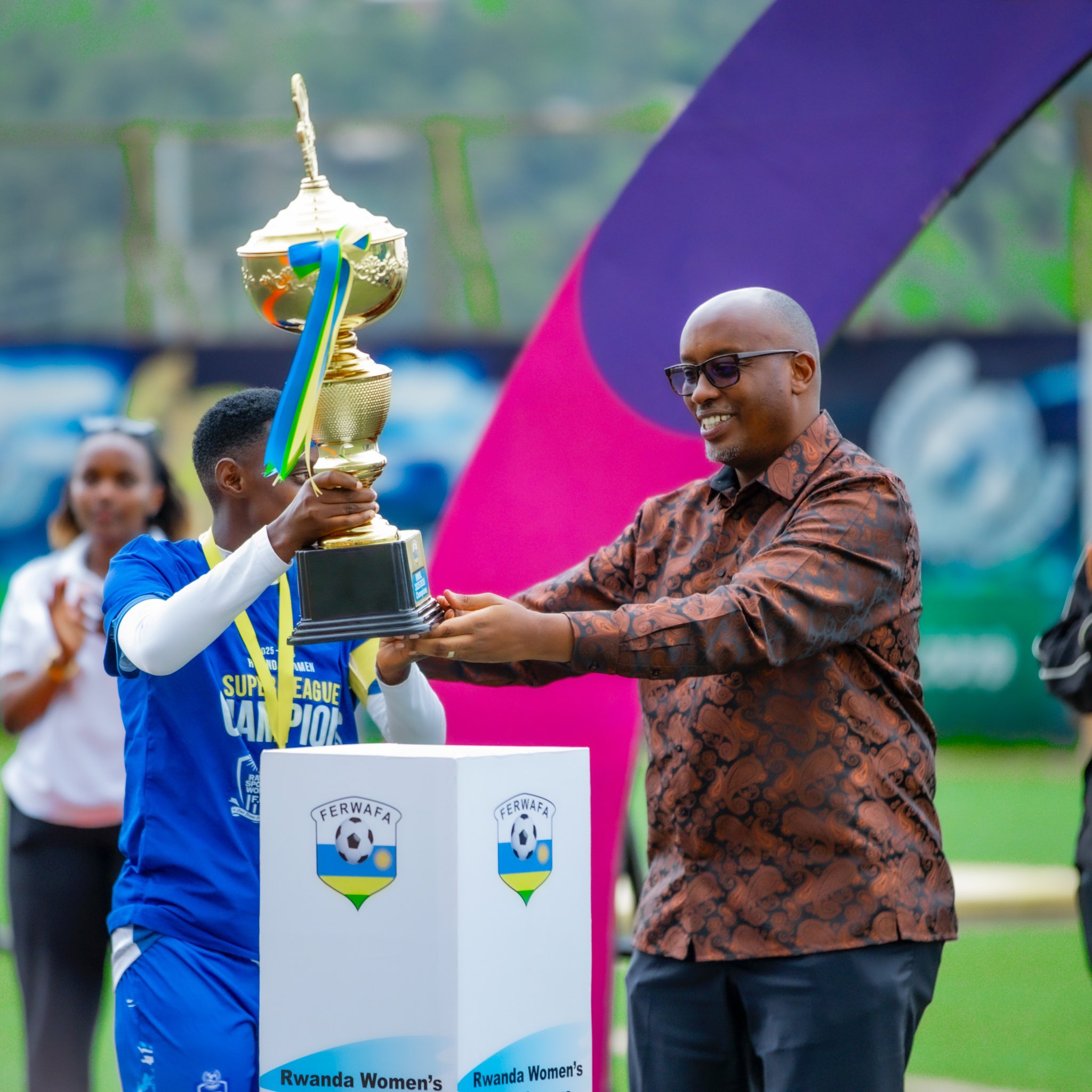 Perezida wa FERWAFA Shema Ngoga Fabrice ashyikiriza Rayon Sports WFC igikombe 