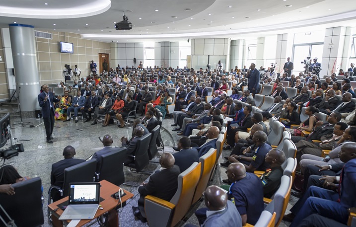 Perezida Kagame mu biro bishya by'Umujyi wa Kigali, yaganiriye n'abashoramari.