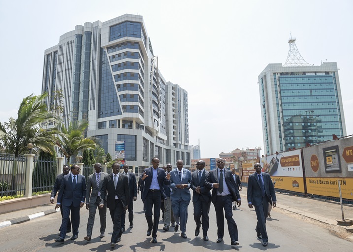 Perezida Kagame yanatashye inyubako ya Makuza Bertin yubatswe ahahoze iposita mu mujyi wa Kigali.