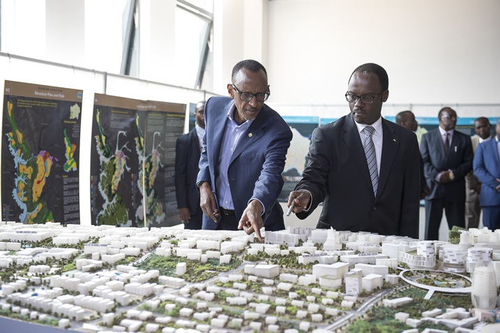 Umuyobozi w'umujyi wa Kigali Fidel Ndayisaba yereka Perezida Kagame uko igishushanyo cy'umujyi giteye.