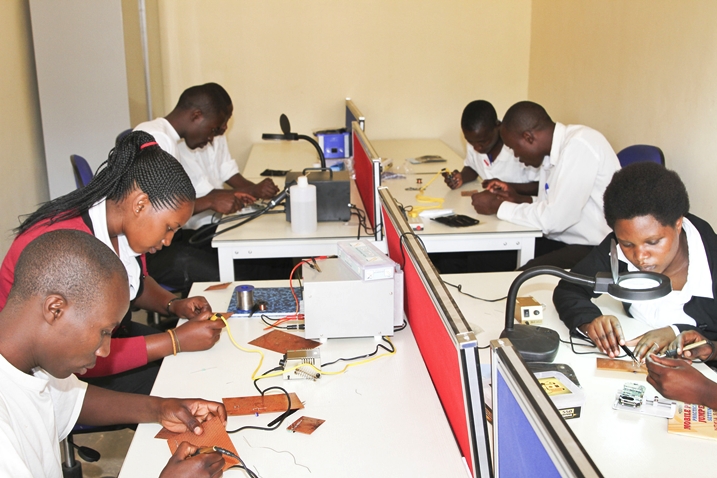 Abakobwa baracyari bacye mu mirimo y