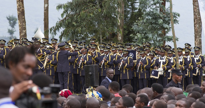Itsinda rya Polisi naryo ryakoze akarasisi k'umuziki kanogeye abaturage.