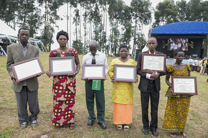 Bmwe mu baturage bahembwe kubera ibikorwa bakora byo kwiteza imbere binabungabunga Pariki.