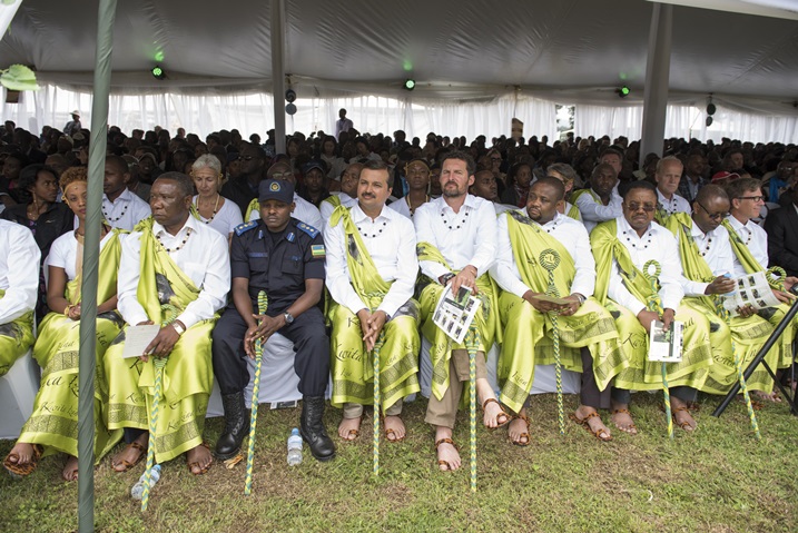 Bamwe mu bashyits b'abanyamahanga bitabiriye uyu muhango. Byari byitezwe ko abagera kuri 400 bazitabira Kwita izina.