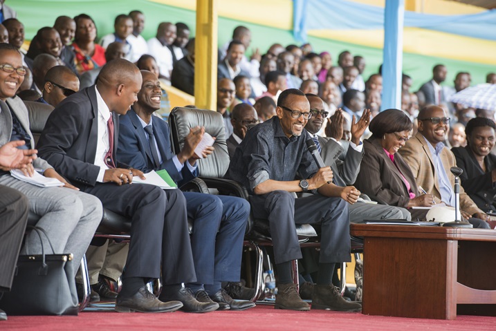 Perezida Kagamye yabemereye uruganda rutunganya umusaruro w'amata n'umuhanda wo kongera ubuhahirane.