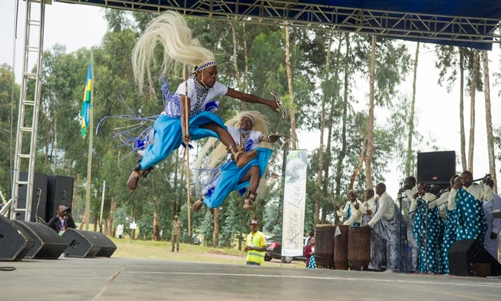 Hbayeho imyidagaduro itandukanye. Aha intore zacinyaga umudiho.