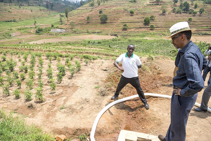 Perezida Kagame yanafashe akanya ko kureba bimwe mu bikorwa by'iterambere abatuye aka karere bagezeho.