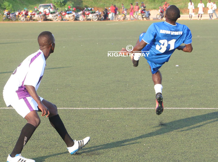 Cedrick agerageza gutsinda igitego agaramye mu kirere